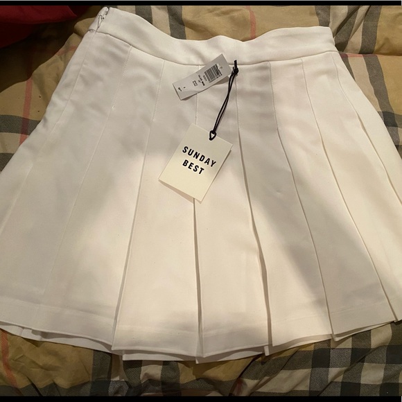COPY - ARITZIA MINI SKIRT - Picture 3 of 5